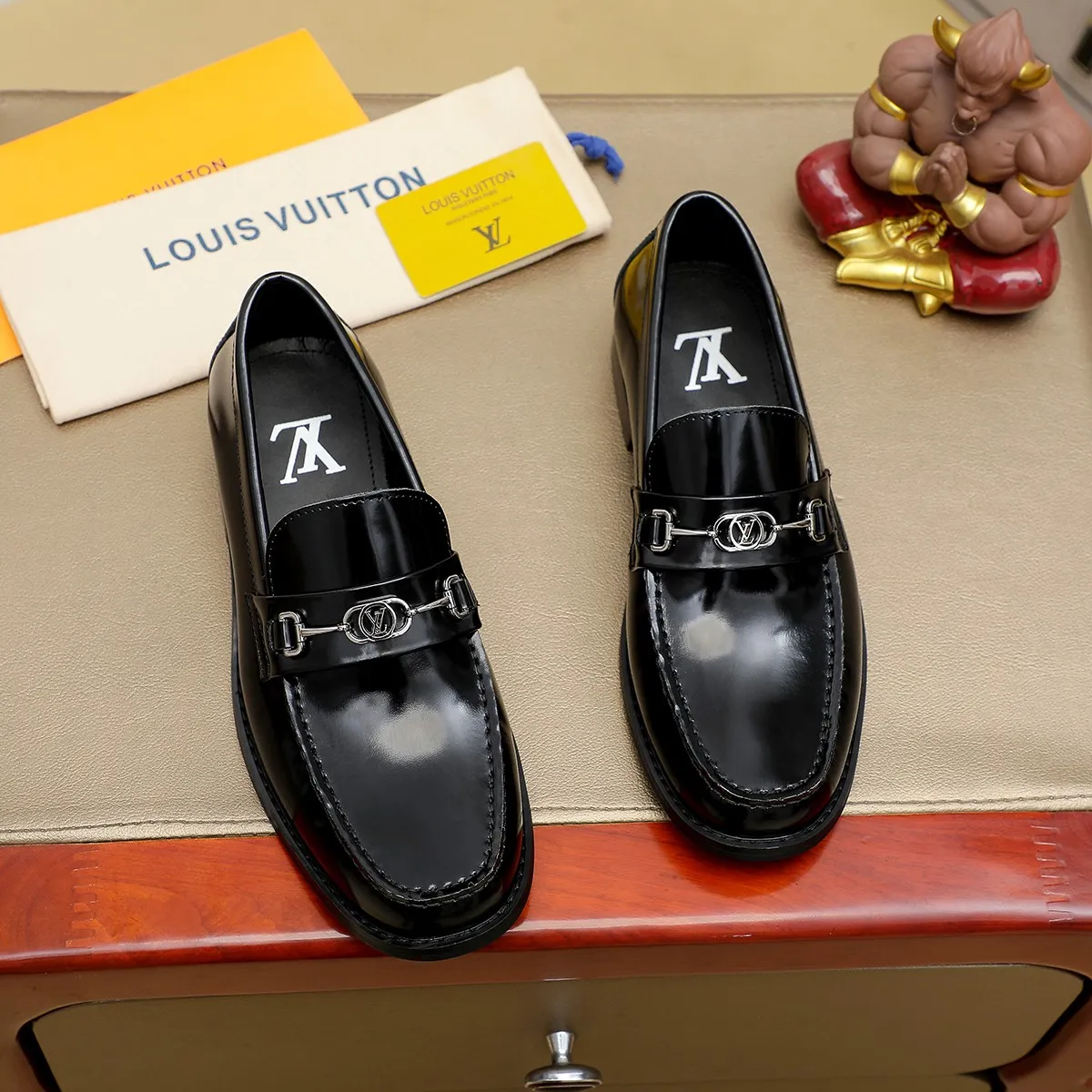 Men's shoes 460 💰 Louis Vuitton LV ® 🆕 model 🔛 full shoe counter, first layer cowhide, 🐂leather lining casual shoes for men, super soft outsole, a must-have for driving. Synchronized with the counter, original first layer cowhide, completely 1:1 mold customization 🌹 top version, color optional! Number: 38-44 (45.46 customized)